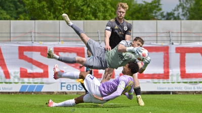 In der Partie ging es ganz schön zur Sache, wie man hier sieht: Würzburgs Torhüter Nick Guttenberger und sein Innenverteidiger Liam Omore werfen sich ins Zeug, um Ansbachs Niklas Seefried (in Schwarz) nicht an den Ball kommen zu lassen. (Foto: Martin Rügner)