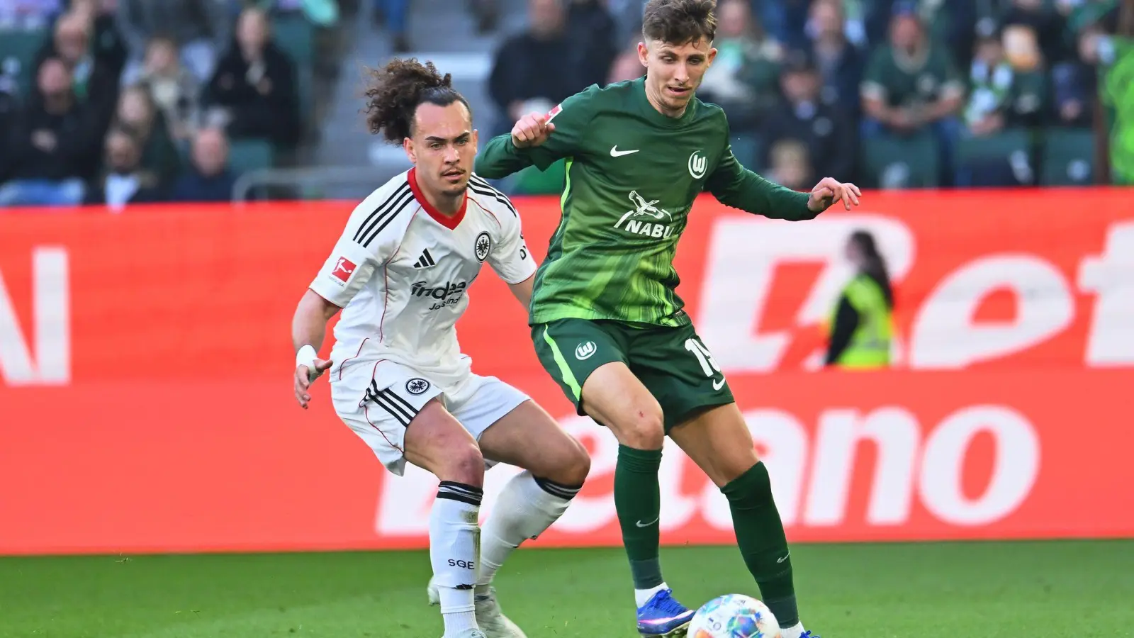 Lindström (r.) spielte für Wolfsburg und die Eintracht. (Archivfoto) (Foto: Swen Pförtner/dpa)