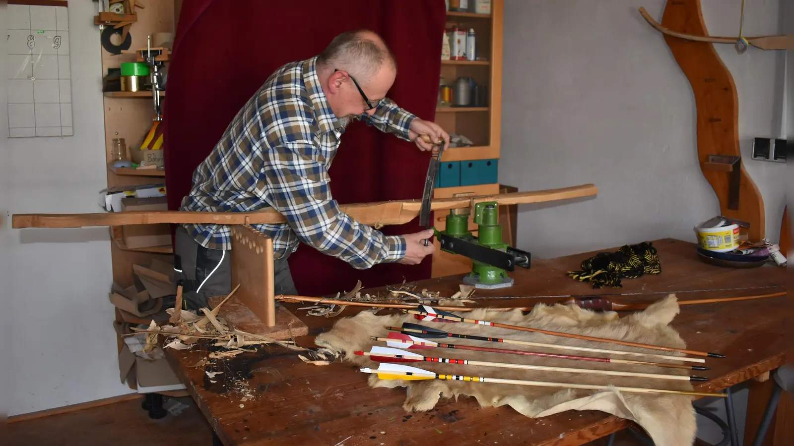 Präzision, Erfahrung und viel handwerkliches Talent erfordert die Fertigung eines Bogens. (Foto: Ute Niephaus)