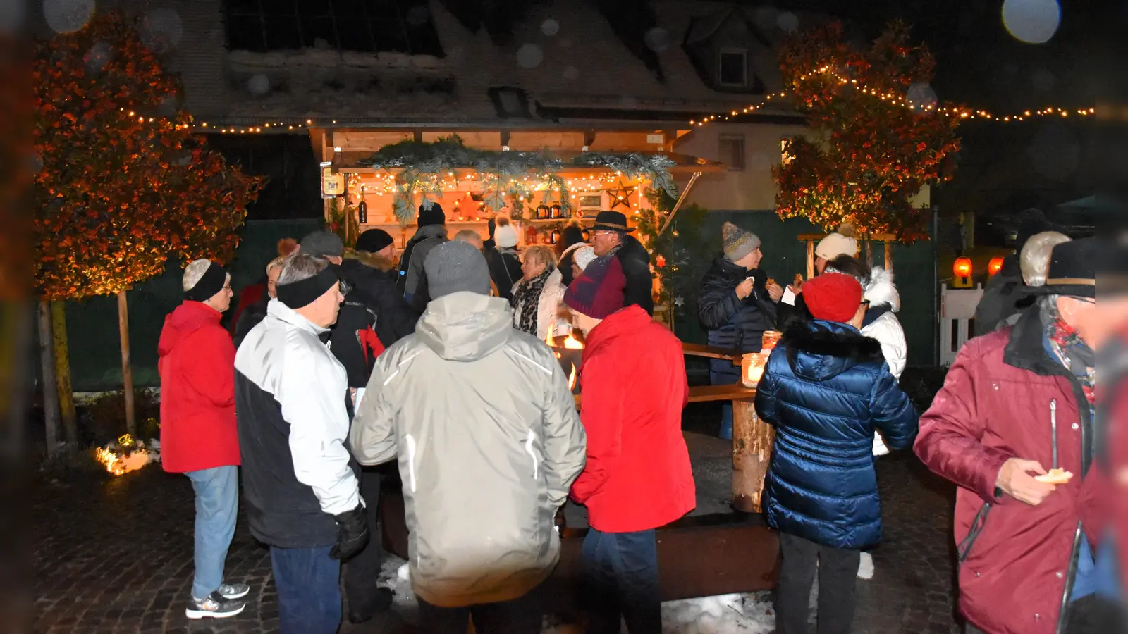 Die Besuchenden des Adventsmarkt in Hohenberg genossen die angebotenen Köstlichkeiten sowie die durch Lichterzauber, Fackeln und Feuerschalen geschaffene heimelige Atmosphäre. (Foto: Werner Wenk)