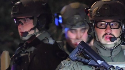 Nachbarn der Universität wurden aufgefordert, ihre Häuser nicht zu verlassen. (Foto: Steven Senne/AP/dpa)