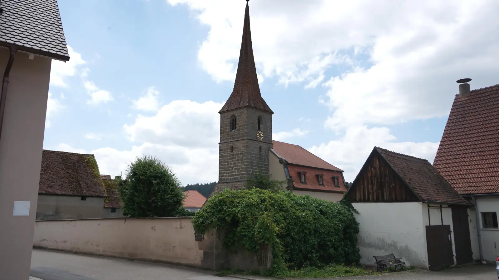 Immeldorf hat zwar eine Kirche im Ortszentrum – was fehlt, ist aber ein gesellschaftlicher Mittelpunkt wie ein Dorfgemeinschaftshaus, in dem sich die Bürger treffen können. (Foto: Andrea Walke)