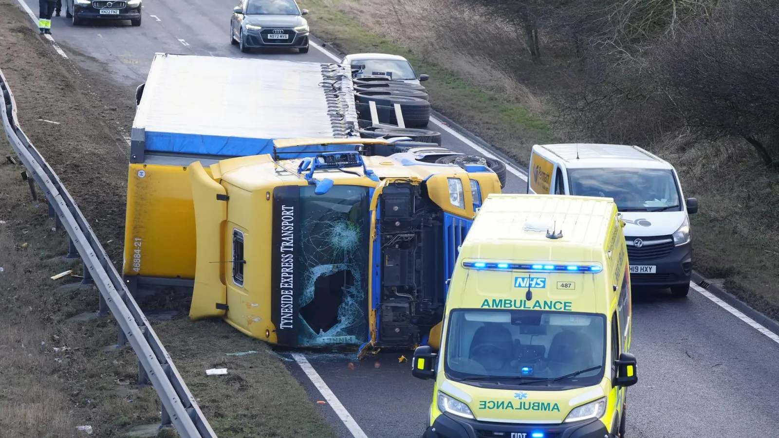 Der Sturm führte auch im Straßenverkehr zu erheblichen Beeinträchtigungen. (Foto: Owen Humphreys/PA Wire/dpa)