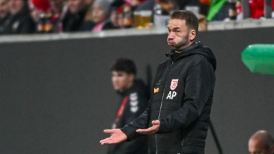 Der Regensburger Trainer Andreas Patz hat Personalsorgen. (Foto: Armin Weigel/dpa)