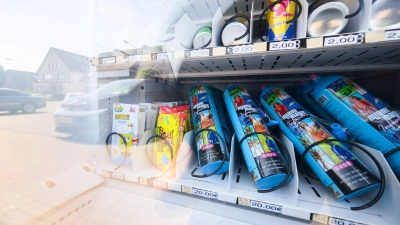 Einfach am SB-Automaten soll Lachgas bald nicht mehr zu haben sein. (Archivbild) (Foto: Julian Stratenschulte/dpa)