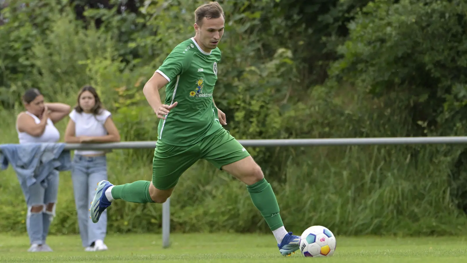 Torhungrig im Testspiel gegen den SV Unterreichenbach: Der Ansbacher Stürmer Lukas Schmidt (hier in einem anderen Spiel). (Foto: Martin Rügner)