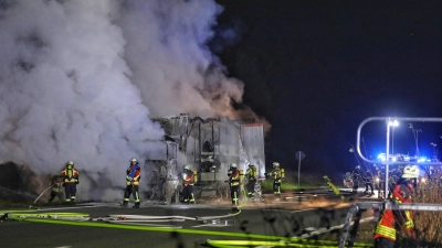 Der Sattelzug stand in Vollbrand. Dichte Rauchschwaden zogen über die Autobahn. Das Foto entstand bei den Löscharbeiten. (Foto: Tizian Gerbing)