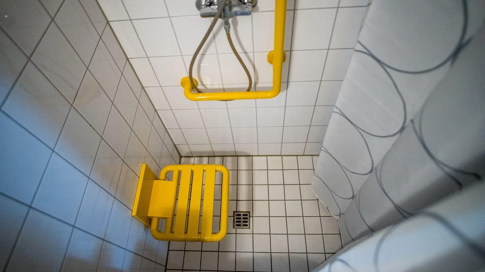 Ein klappbarer Sitz kann älteren Menschen helfen, bequemer zu duschen. (Foto: Ole Spata/dpa-tmn)