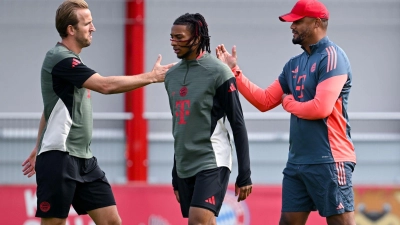Bayern-Trainer Vincent Kompany (r) und Torjäger Harry Kane (l) beim Abschlusstraining vor dem Auftaktspiel gegen Chelsea. (Foto: Sven Hoppe/dpa)