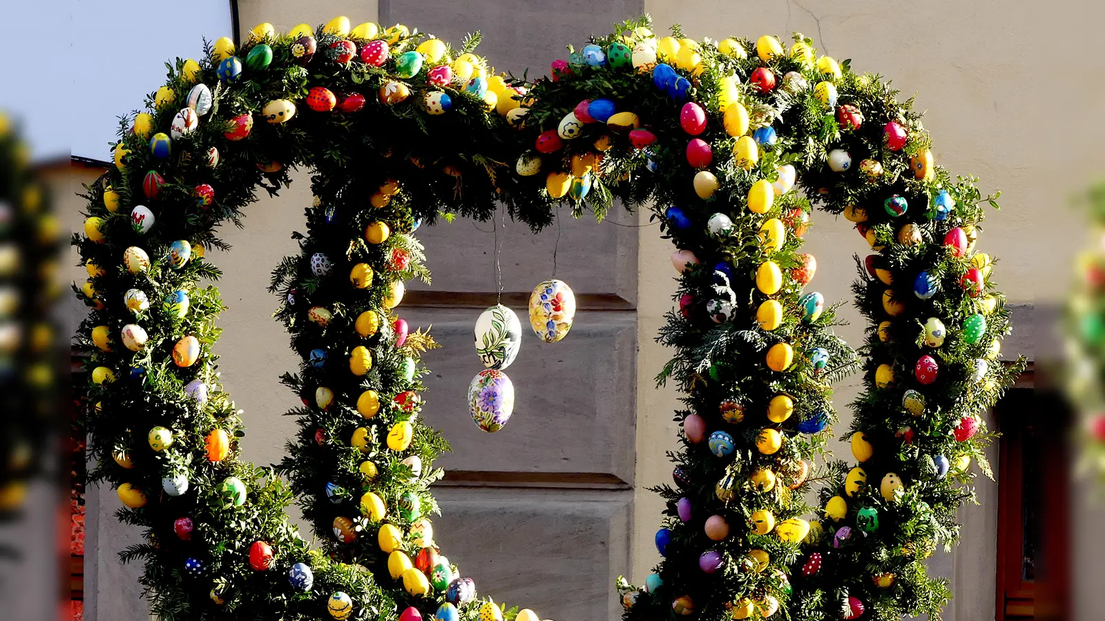 Auch in Weidenbach sorgt der Osterbrunnen für einen bunten Farbtupfer in der Gemeinde. (Foto: Erich Kraus)