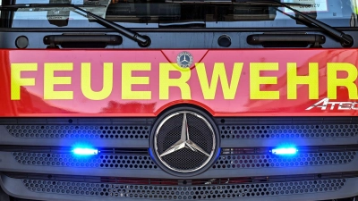 Der Brand in der Garage griff beim Eintreffen der Rettungskräfte bereits auf ein anderes Gebäude über. (Symbolbild) (Foto: Uli Deck/dpa)