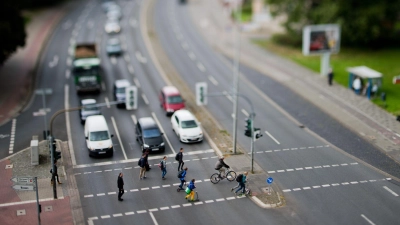 Kinder unter 6 Jahren und Senioren jenseits der 70 sind im Straßenverkehr besonders gefährdet. (Foto: Julian Stratenschulte/dpa/dpa-tmn)