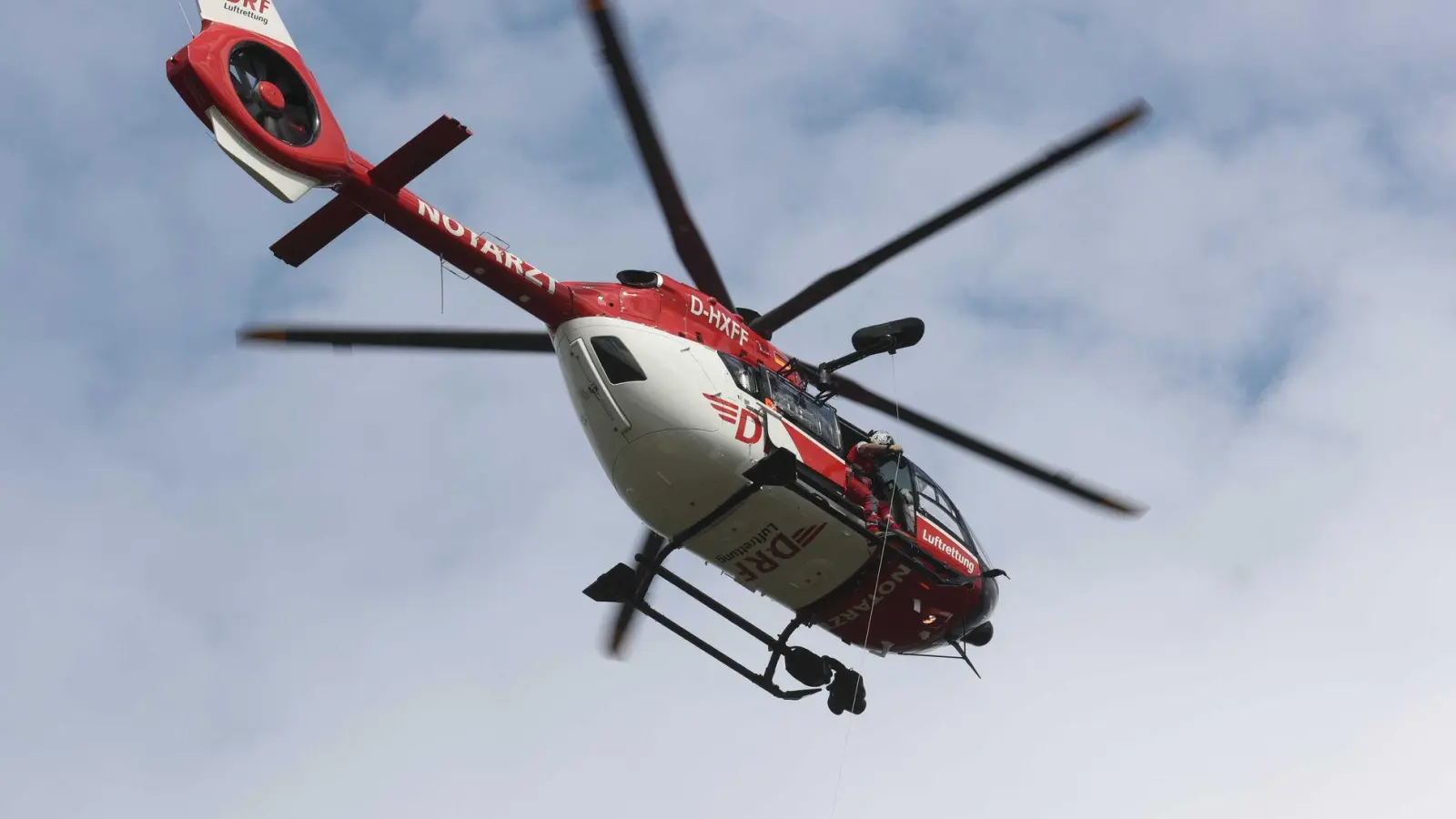 Nach einem schweren Unfall auf der Zufahrt zur Autobahn 81 war auch ein Rettungshubschrauber im Einsatz. (Symbolbild) (Foto: Bodo Schackow/dpa)