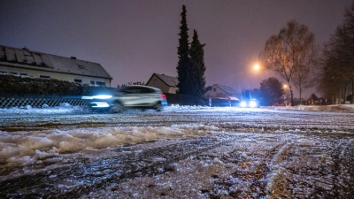 Vor allem im Osten und Nordosten ist es am Dienstag glatt. (Foto: Armin Weigel/dpa)