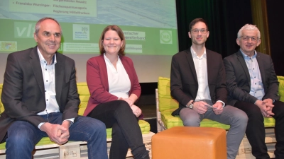 Moderator Wolfgang Kerwagen mit seinen Gesprächspartnern: Flächensparmanagerin Franziska Wurzinger, Bürgermeister Manuel Döhler und Mittelfrankens BBV-Präsident Peter Köninger (von links). (Foto: Silvia Schäfer)