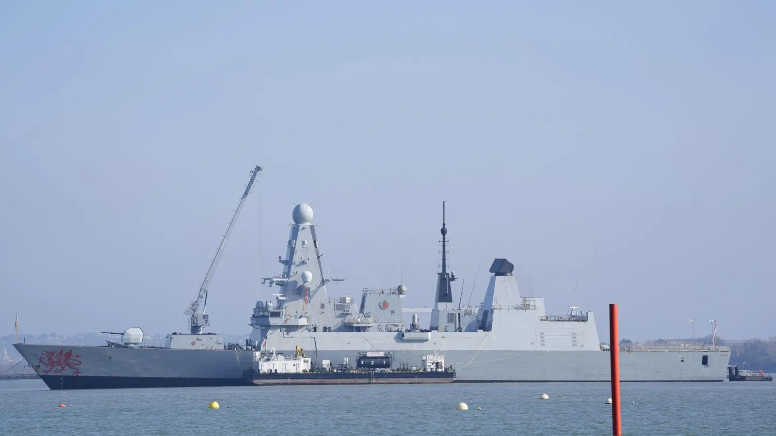Großbritannien bringt seinen Zerstörer HMS Dragon für einen etwaigen Schutzeinsatz in der Straße von Hormus in Stellung (Foto: Andrew Matthews/PA Wire/dpa)