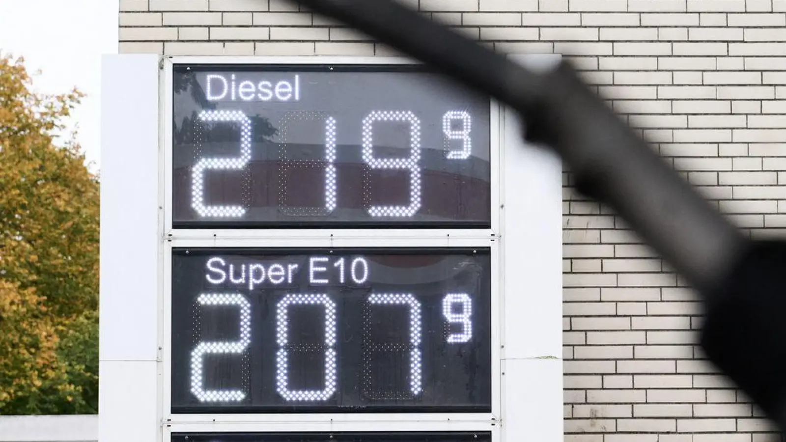 Derzeit greift für die Spritpreise ein Tankrabatt. (Archivbild) (Foto: Sina Schuldt/dpa)