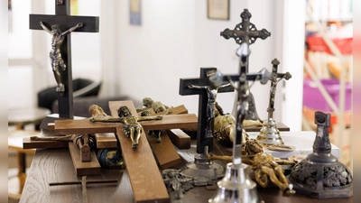 Ein 1,50 Meter großes Kruzifix im Eingangsbereich eines Gymnasiums hat zwei Schülerinnen gestört - und hätte deshalb laut Gericht abgehängt werden müssen (Symbolbild). (Foto: Friso Gentsch/dpa)