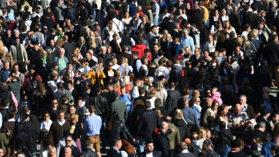 Die Bevölkerung in Bayern wird wachsen - am meisten in Schwaben. (Symbolbild) (Foto: Felix Hörhager/dpa)