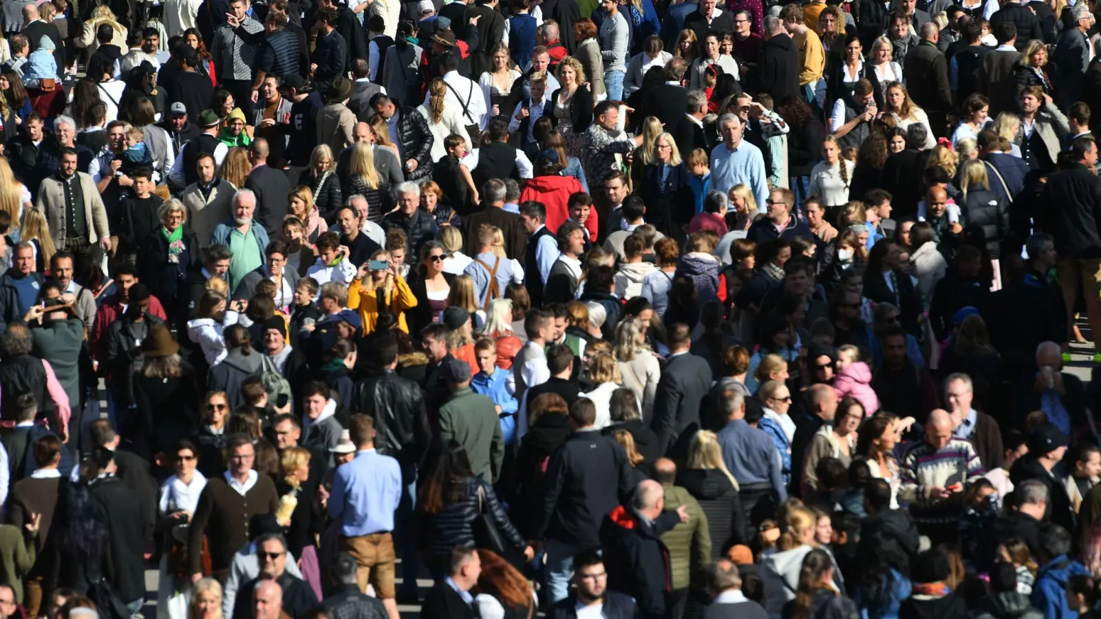 Die Bevölkerung in Bayern wird wachsen - am meisten in Schwaben. (Symbolbild) (Foto: Felix Hörhager/dpa)