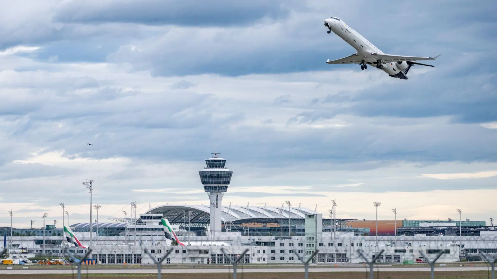 Am Flughafen in München wurden nach Beginn des Krieges in Nahost Dutzende Flüge in die Region gestrichen. (Archivbild) (Foto: Armin Weigel/dpa)