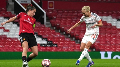 Traf für die Bayern in Manchester: Pernille Harder (r). (Foto: Martin Rickett/PA Wire/dpa)