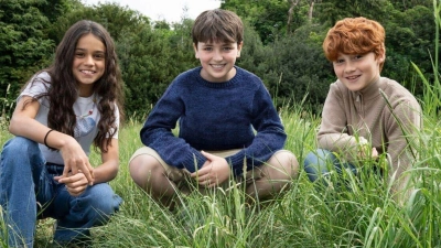 Arabella Stanton (l-r), Dominic McLaughlin und Alastair Stout spielen in der neuen HBO-Serie Hermine Granger, Harry Potter und Ron Weasley. (Foto: Aidan Monaghan/HBO/AP/dpa)