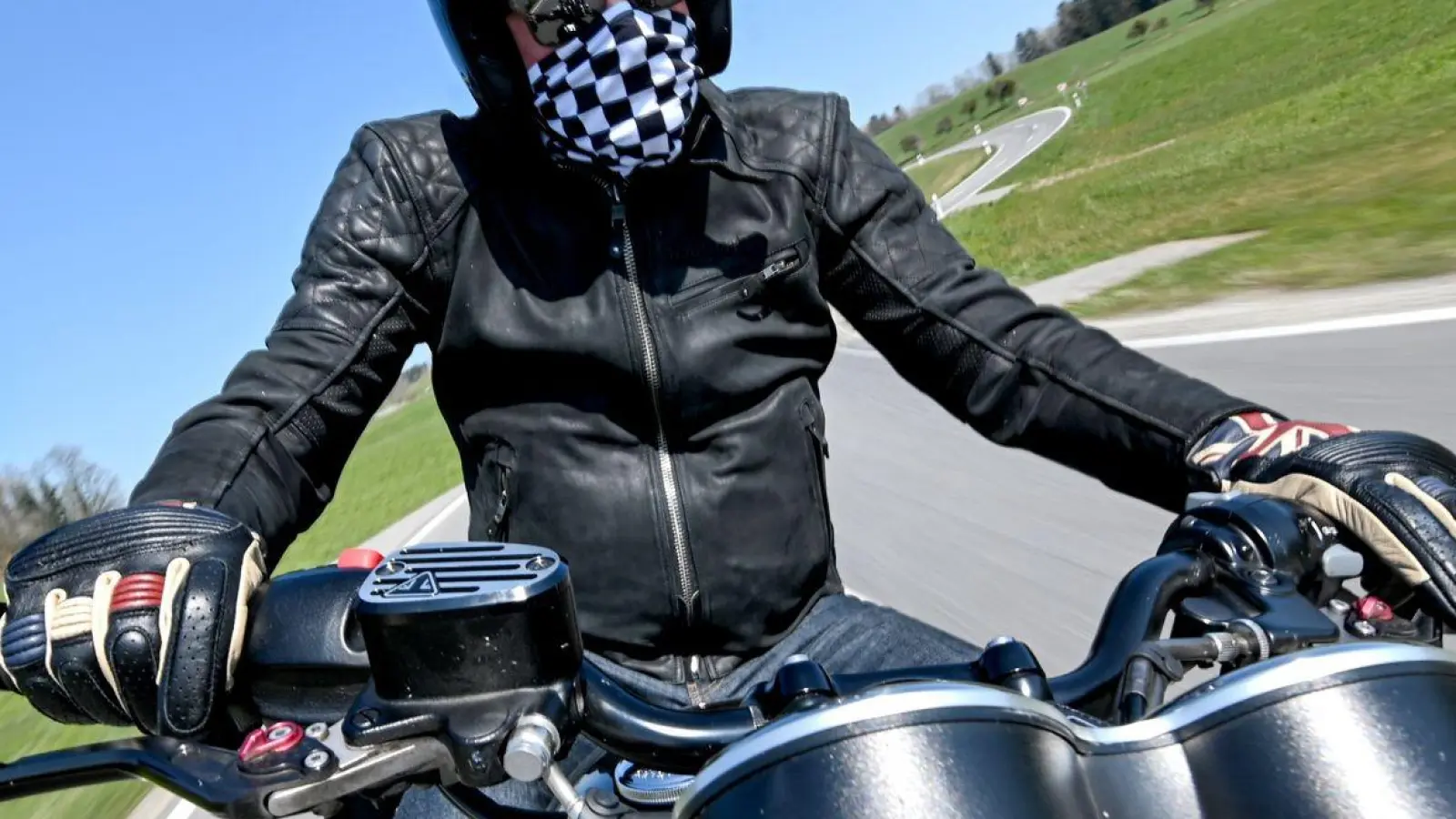 Zwei Männer flohen mit ihren Motorrädern am Samstag vor der Polizei. (Symbolbild: Felix Kästle/dpa)