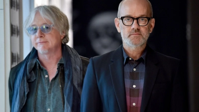 Superstar im Rentenalter: Stipe mit ex-R.E.M.-Bandkollege Mike Mills (Foto: Britta Pedersen/zb/dpa)