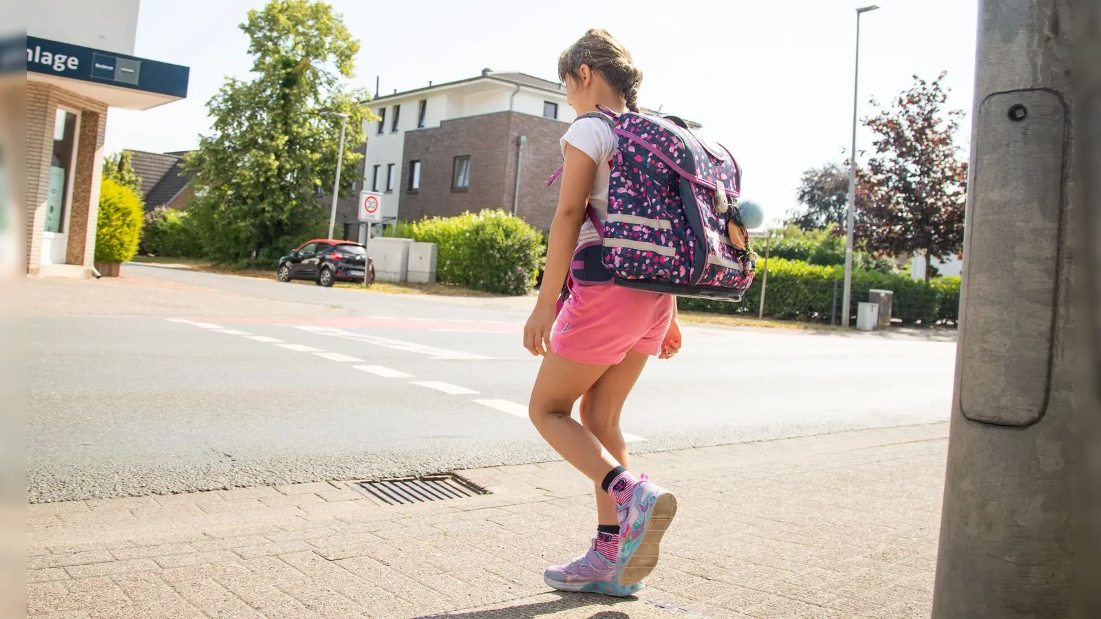 Mehr Bewegung statt viel sitzen: Schon der Weg zur Schule zu Fuß oder mit dem Rad kann helfen, Rückenproblemen vorzubeugen. (Foto: Christin Klose/dpa-tmn)