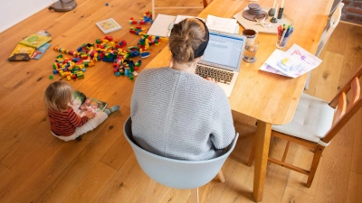 Viele Führungskräfte haben etwas gegen die Arbeit im Homeoffice -  doch laut einer Studie haben Firmenchefs und Geschäftsführer eine weit höhere Heimbüro-Quote als ihre Untergebenen. (Symbolbild) (Foto: Julian Stratenschulte/dpa)