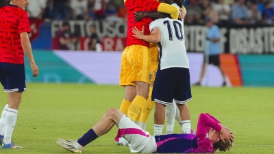 Nick Woltemade (unten) und die U21 verpassen den EM-Titel. (Foto: Robert Nemeti/dpa)
