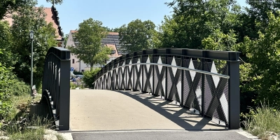Eine unbekannte Frau hat am Mittwoch zwei Jungen vom Brückengeländer am Wörnitzsteg gestoßen. (Foto: Martina Haas)