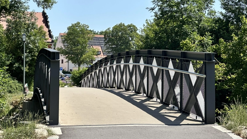 Eine unbekannte Frau hat am Mittwoch zwei Jungen vom Brückengeländer am Wörnitzsteg gestoßen. (Foto: Martina Haas)