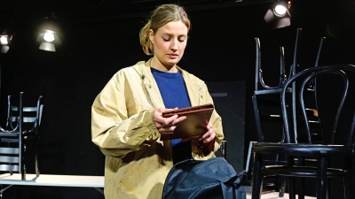 Halb Erzählerin, halb erzählte Figur: Leontine Dick in „Krieg. Stell Dir vor, er wäre hier” nach dem Buch von Janne Teller. (Foto: Jim Albright)