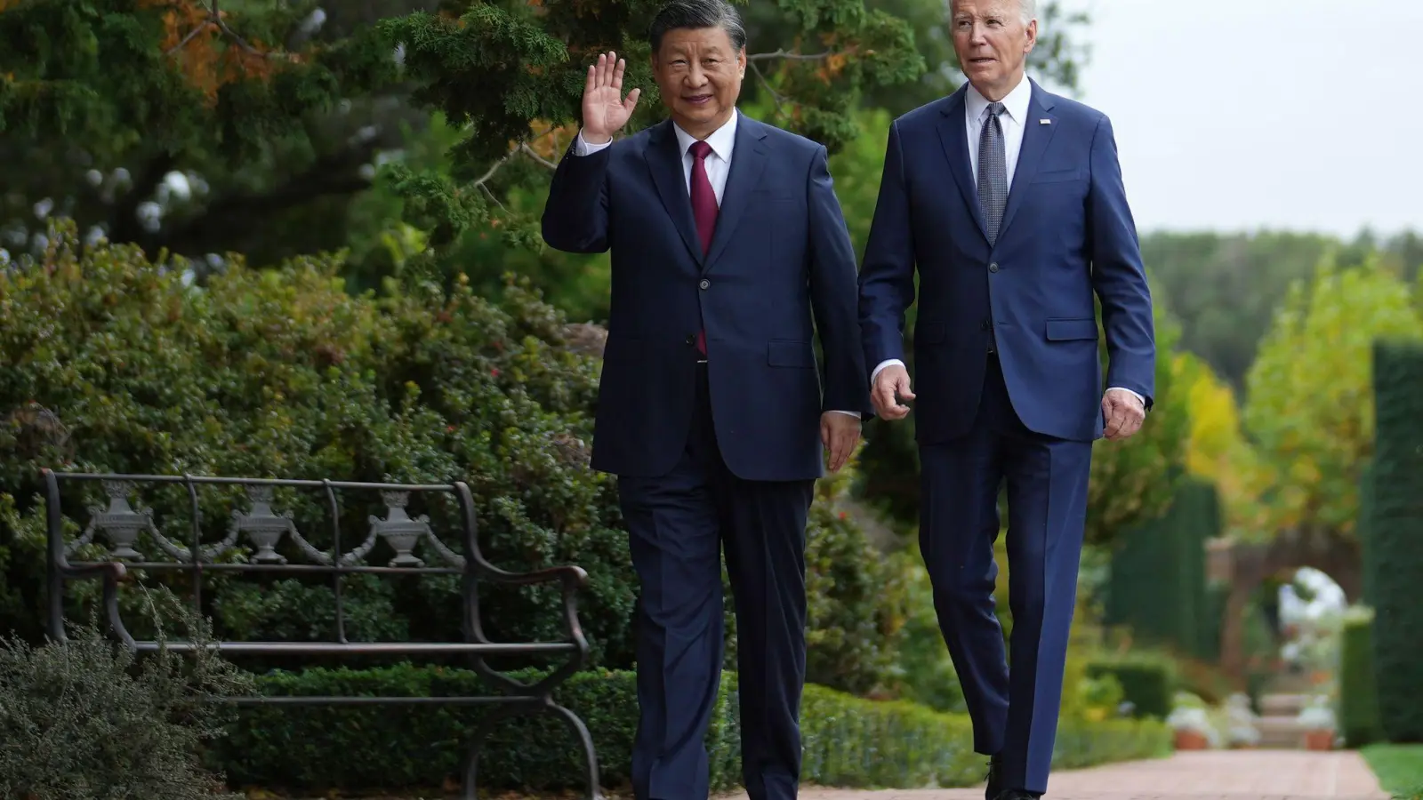 Joe Biden und Xi Jinping bei einem Spaziergang: China sei bereit, „ein Partner und Freund“ der Vereinigten Staaten zu sein. (Foto: Doug Mills/The New York Times/AP/dpa)