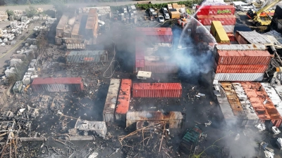 Brandbekämpfung an mehreren Stellen gleichzeitig - der Großbrand im Hamburger Hafen hat rund 320 Einsatzkräfte beschäftigt.  (Foto: Marcus Golejewski/dpa)