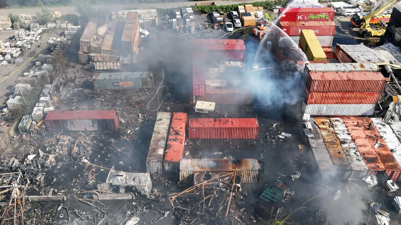 Brandbekämpfung an mehreren Stellen gleichzeitig - der Großbrand im Hamburger Hafen hat rund 320 Einsatzkräfte beschäftigt.  (Foto: Marcus Golejewski/dpa)