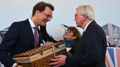 NRW-Ministerpräsident Hendrik Wüst überreicht dem scheidenden hessischen Ministerpräsidenten Volker Bouffier einen Korb. (Foto: Arne Dedert/dpa)
