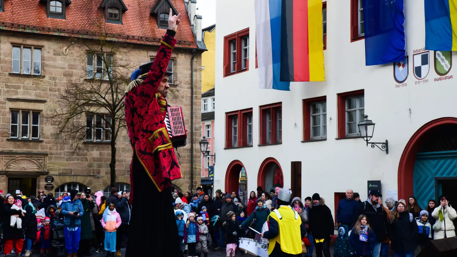 Vom Stadthaus in der Ansbacher Innenstadt ziehen die jungen Narrinnen und Narren in Richtung Onoldiasaal. Dort ging das bunte Treiben erst richtig los. (Foto: Irmeli Pohl)