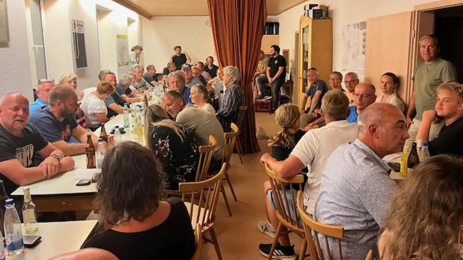 Rappelvoll war der Saal der alten Oberlaimbacher Schule, als sich am Dienstagabend die Bürgerinnen und Bürger von Oberlaimbach und Hohlweiler zum Thema Netzkoppler trafen. (Foto: Karl Vogel)
