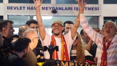 Begeisterter Empfang: Leroy Sané bei seiner Ankunft in Istanbul. (Foto: Murat Akbas/dpa)