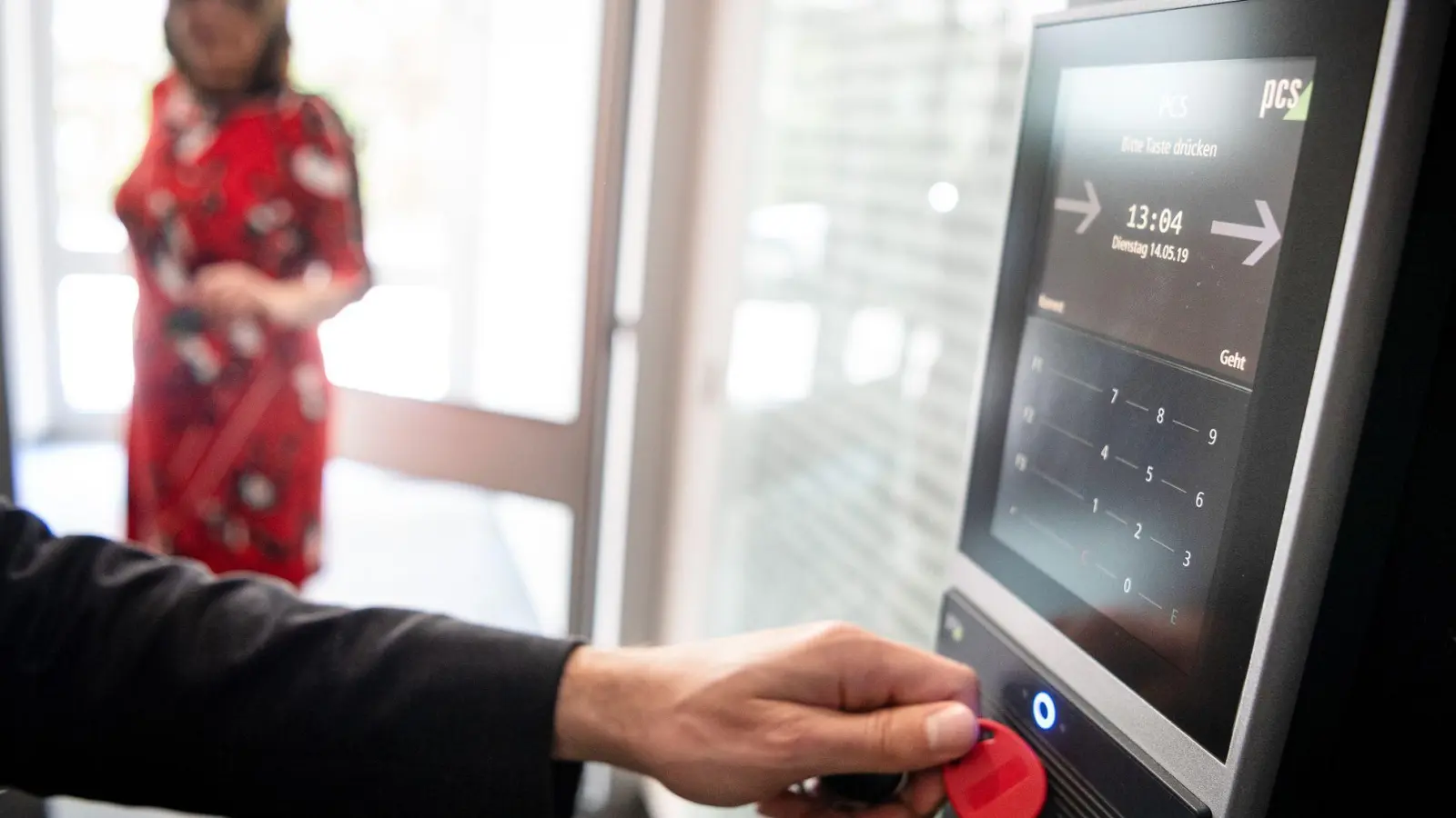 Auch wenn die Wege lang sind: Der Gang zur Stechuhr gilt nicht als Arbeitszeit. (Foto: Sina Schuldt/dpa/dpa-tmn)