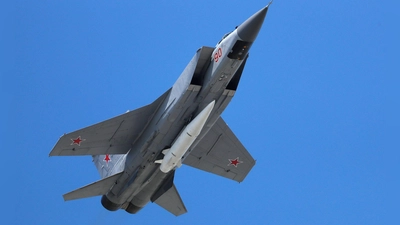Russland setzt immer wieder auch schwer abfangbare Kinschal-Raketen gegen Ziele in der Westukraine ein. (Archivbild) (Foto: Pavel Golovkin/AP/dpa)