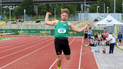 Weiter Satz: Mit neuem Kreisrekord von 6,25 Metern springt Jakob Sand zum Süddeutschen Meistertitel im Weitsprung der M14. (Foto: Ulrike Grau)