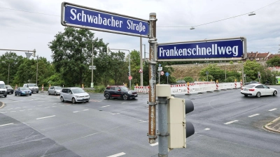 Der Frankenschnellweg wird in Nürnberg zum Nadelöhr. Die Stadt will diesen ausbauen, damit der Verkehr wieder besser rollt. (Archivbild) (Foto: Daniel Löb/dpa)
