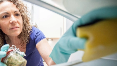Zeit für Kühlschrank-Wellness: Regelmäßiges Reinigen und clevere Ordnungssysteme halten alles frisch. (Foto: Christin Klose/dpa-tmn)