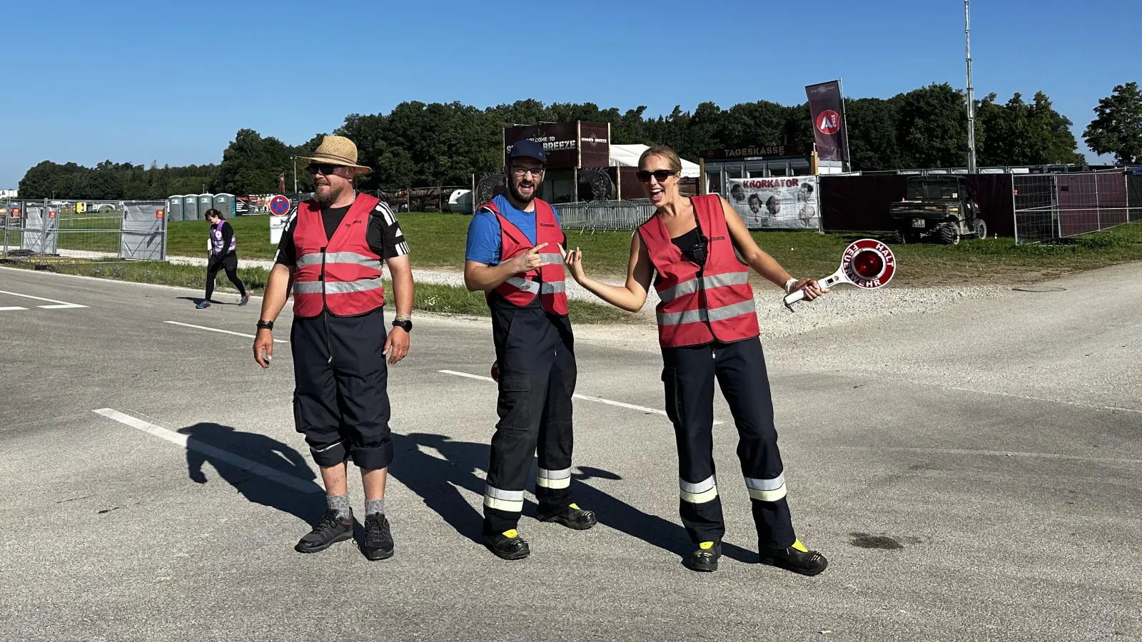 Erwarten auf der Staatsstraßenkreuzung die Fahrzeuge mit dem Gruß der Metal-Fans (von links): Michael Brandner, André Beck und Lena Schmidt gehören zu den über 40 Aktiven der Illenschwanger Feuerwehr, die während Summer Breeze dort für die Verkehrsregelung sorgen. (Foto: Martina Haas)