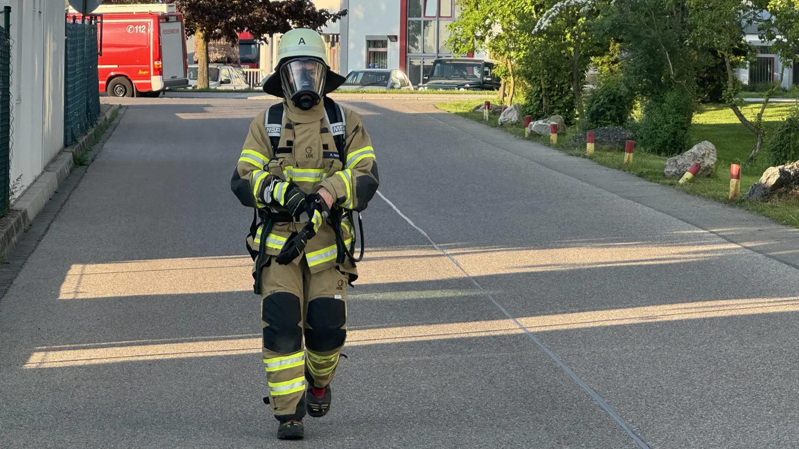 Bei dem Einsatz zu Trainingszwecken in der Übung bei der Johann-Mader-GmbH im Ansbacher Ortsteil Brodswinden kam es auf die richtige Ausrüstung an. (Foto: Oliver Herbst)