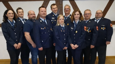 Der neue Vorstand des Burgbernheimer Feuerwehrvereins (von links): Nicole Kriesten, Daniel Kirsch, Sven Kroner, Jan Angermann, Steffen Schrödl, Luca Engelhardt, der bisherige Vorsitzende Andreas Gundel, Sophie Völler, Gerd Schmidt und Uwe Baumann. (Foto: Stefan Schuster)